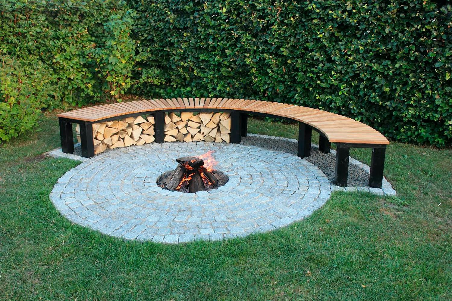 Varm och vacker hemgjord eldplats i trädgården Hemgjord eldplats